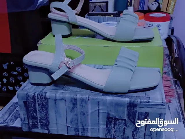 صندل كعب صغير