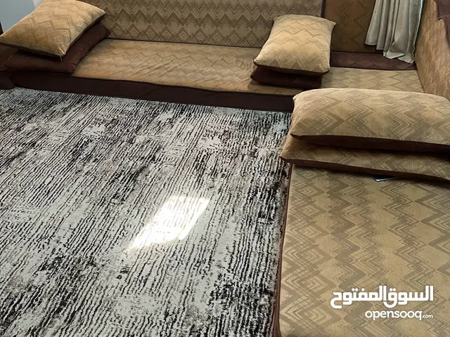 مجلس عربي مع سجاده مستعمل شي بسيط نظيفه جدا