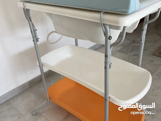 ستاند حمام مع فرشة غيار للأطفال