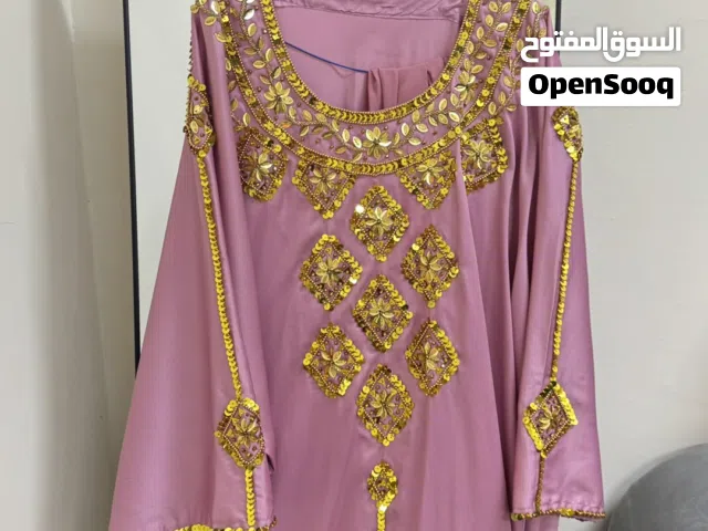 تفاصيل فاخرة، قصة أنيقة، وحزام داخلي يبرز جمال الإطلالة
