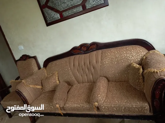 كنب تفصيل خشب زان مستعمل للبيع بسعر 200 دينار هاتف كورنر خمري للبيع بسعر 30 دينار