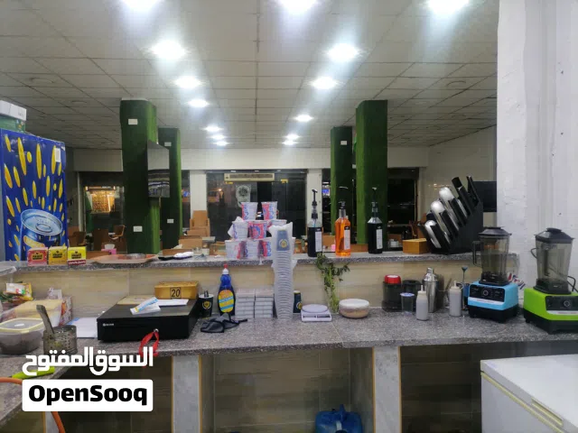 كافي شوب ثلاثة مخازن مبلط بالكامل جزء من الحائط مبلط سيراميك فورسيلنق كامل اضائة سبوتات موفر للطاقة