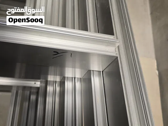 للبيع: 16 واجهة ألومنيوم كيرتن جديدة، بمقاسات 160×260 سم. لم يتم تركيب هذه الواجهات حيث تم استبدالها