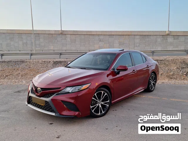 تويوتا كامري 2018 بحالة ممتازة فتحه لون مميز ممشى قليل للبيع فقط سياره بقمة النظافة استخدام شخصي