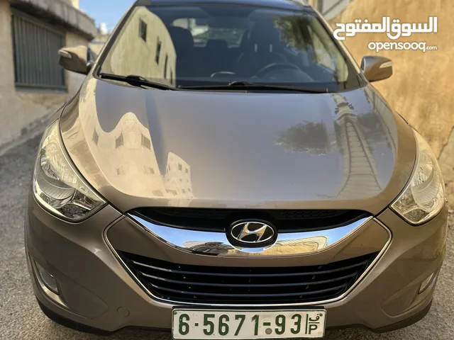 2009 Hyundai توسان LX20 اربع ابواب، اللون فيراني، الكراسي جلد والسيارة 92,000 كيلو فقط وبحالة رائعة