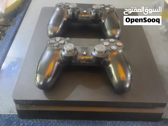 PS4 Slim 1TB نظيف جدًا مع يدين أصليات