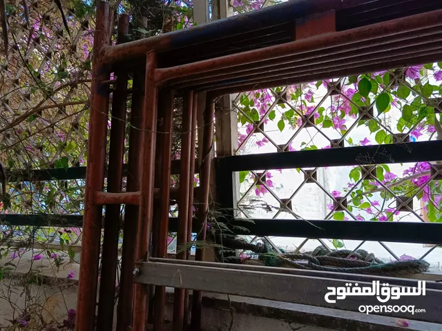 سقاله وسلالم وماتور كهرباء وقبان للبيع