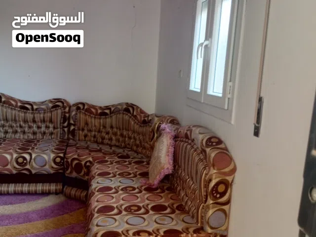 جلسة شبه جديدة مقاس 6.5في 4.5 معاها فرشه وستار