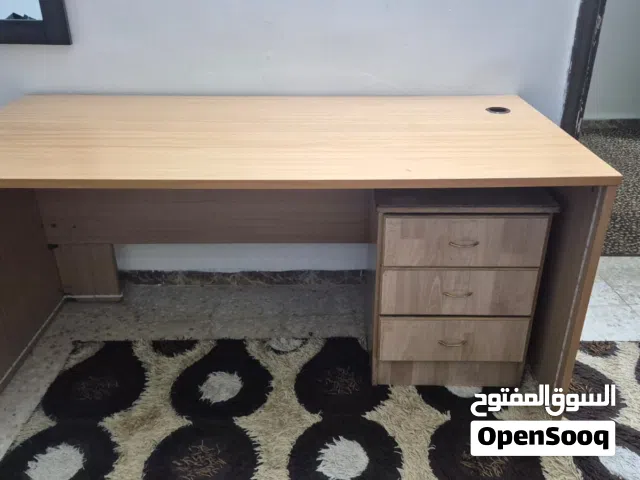 مكتب دراسة بحالة جديد مع دروج منفصلة