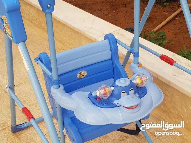 مرجيحة أطفال لون ازرق مستعمل بحال الجديد للبيع