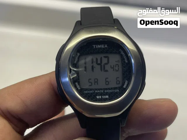 هذه الساعة هي ساعة Timex Health Touch الرقمية المزودة بمستشعر نبضات القلب.