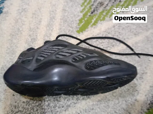 حذاء أديداس ييزي 700 (تقليد)  مقاس 39  بحالة ممتازة جداً ونظيف Adidas Yeezy 700 Style Rep size 39