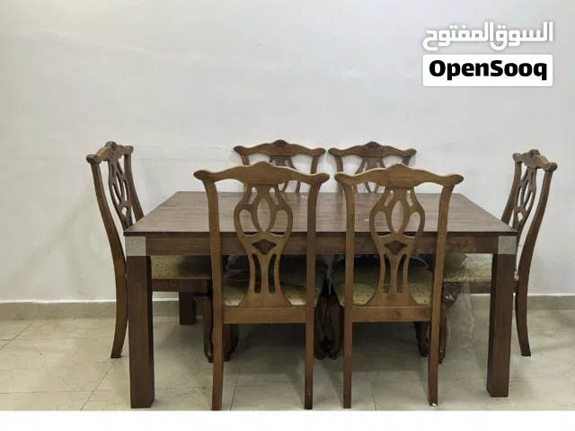 طاولة طعام نظيفة مع 6 كراسي