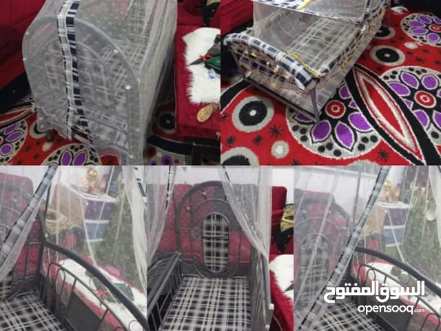 سرير اطفال مستعمل بحال الوكالة مستخدم قليل جدا سرير كبير ومعه واحد صغير