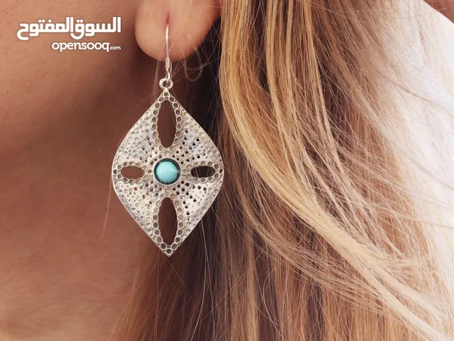 أقراط فضة يدوية بتصميم ماسي • مرصعة بحجر الفيروز الأصيل • فخامة وأناقة تبرز الفن الإيراني