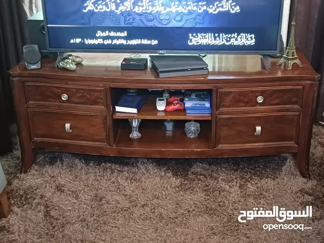 طاوله تلفزيون مع فضيه بحاله جيده للبيع