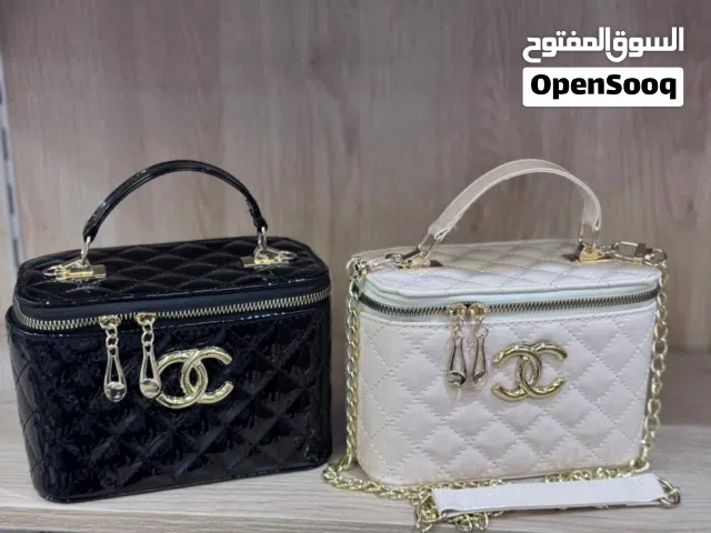 لكل صبية بتهتم بتفاصيل جمالها، وصلنا الموديل الجديد من حقيبة المكياج الملكية!