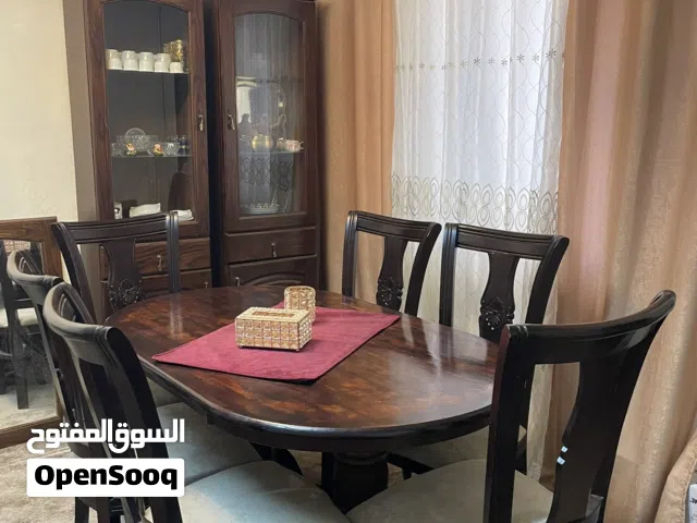 طاولة سفرة مع كراسي و خزاين و ثريا