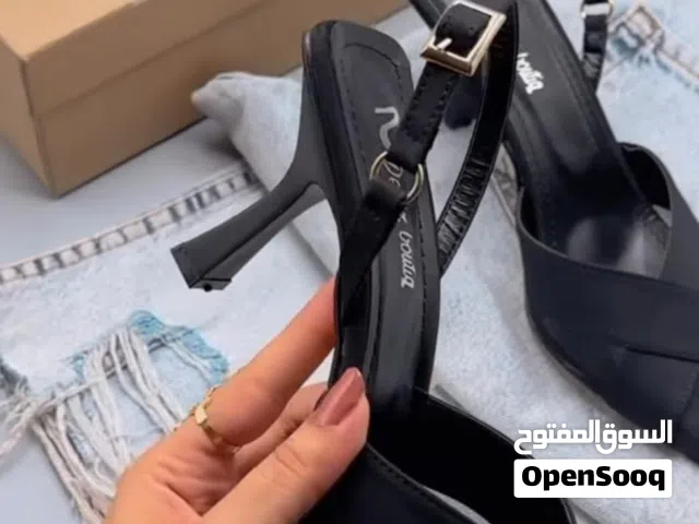 حذاء كعب اسود