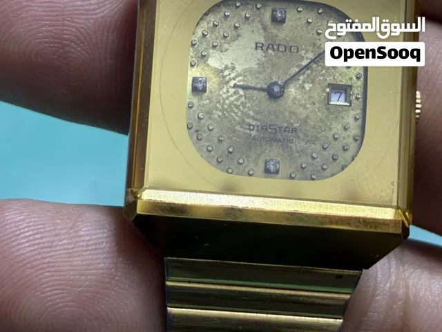 3 ساعات اثنتين منهم سويسري و وحده أمريكي