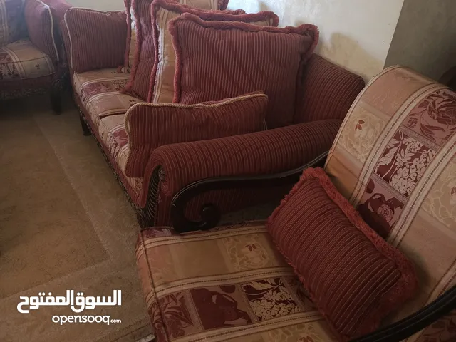 طقم كنب بحالة جيده للبيع 9مقاعد لون خمري وذهبي . الموقع ب مرج الحمام والسعر قابل للتفاوض