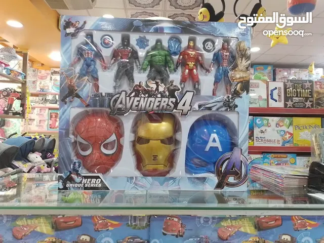 شخصيات افينجر مع اقنعه.