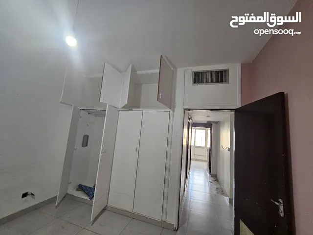 شقه ثلاث غرف وغرفه خدامه للايجار