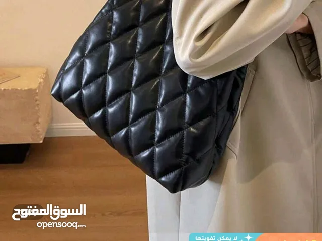 شنتة جديدة من shein شي إن، صارلها يومين واصلة، بسعر 5 دنانير، لون اسود