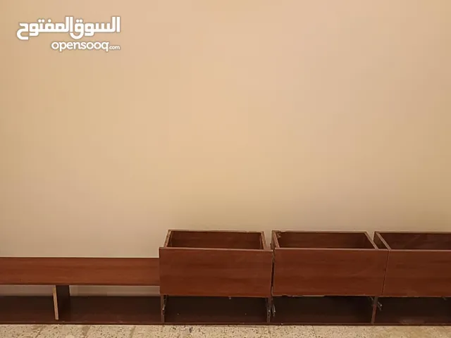 طاوله تلفزيون مع دولاب جانبي