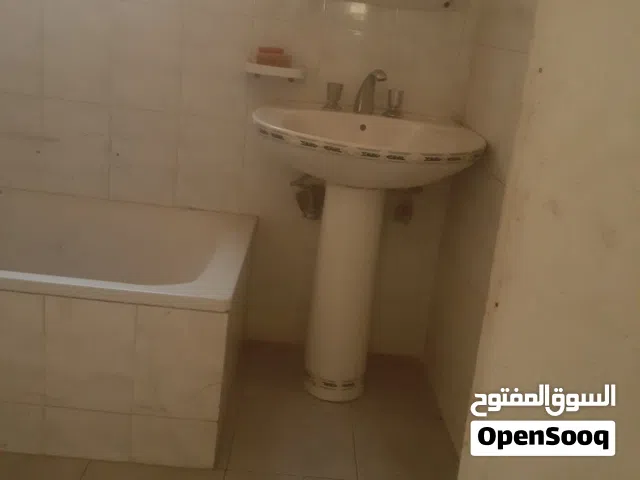 بيت قديم طابقين  وساحه  خارجيه