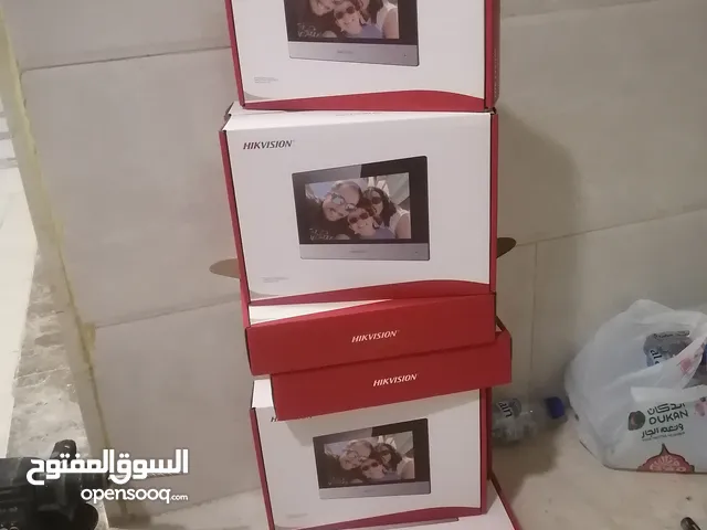 فني كهربائي وكميرات مراقبة