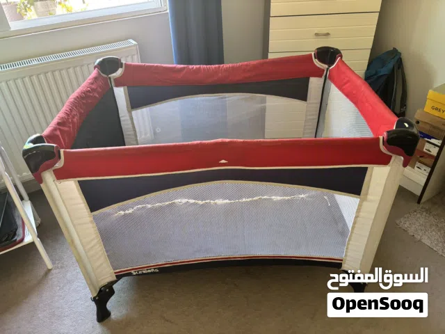 سرير أطفال بحالة جيدة جدا للبيع