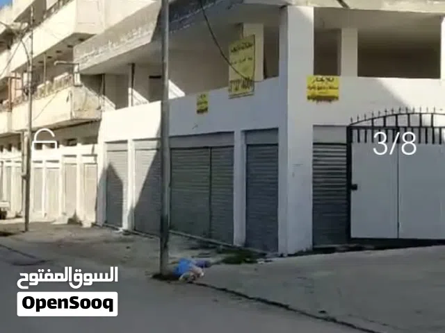 للأيجار مخازن/معارض بأسعار رخيصة في الحي التجاري قرب دوار الشرق الأوسط دخلة البان ضبعة موجود 12 دكان