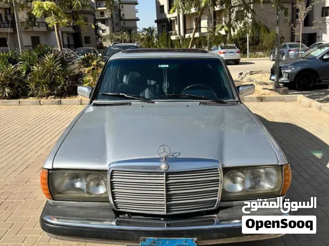 1982 مرسيدس بنز الفئة-E E 200