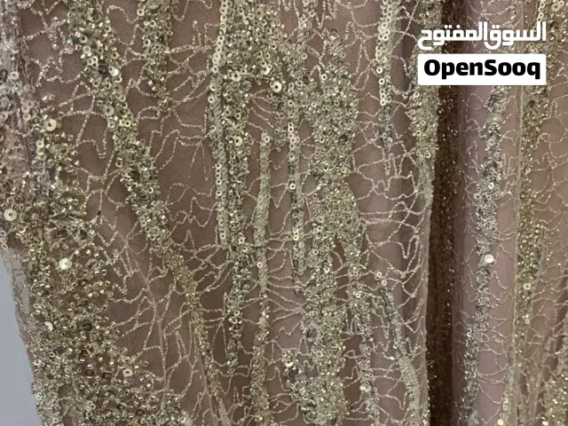 فستان للبيع استخدم فقط 5 ساعات