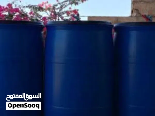 براميل ماء كبيره باللون الازرق