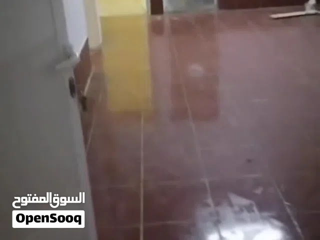 للبيع بيت ارضي قديم مسلح بمنطقة ممتازة في بركاء في صومحان بالقرب من مجلس الصومحان العام