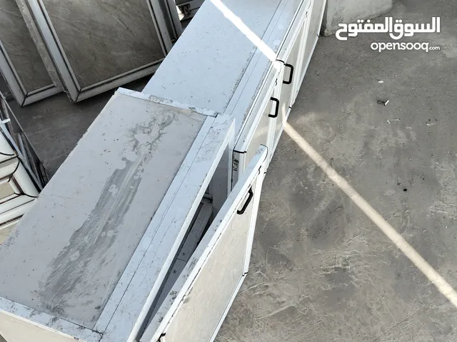 خزاين مطبخ مع طاوله كمبيوتر او تلفزيون مع مراي