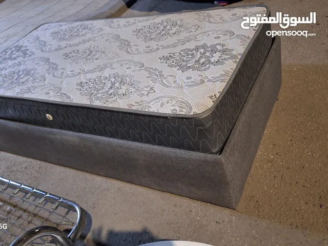 تخت مفرد تفصيل بوكس مع هيدروليك تخزين مع فرشة زنبركية طبية بحالة ممتازة