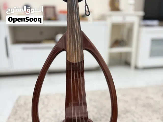 عود إلكتريك بحالة ممتازة و استعمال خفيف مع طقم أوتار جديد