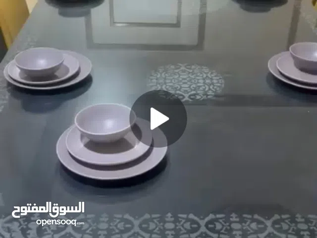 للبيع طاولة جلوس مع 8 كراسي
