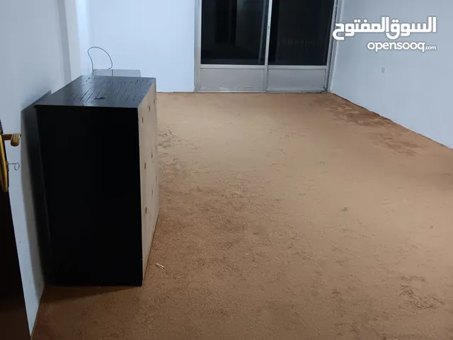 شقه عائلت فقط 3 غرفه 2 حمام ومطبخ وصاله كبيره الاجار 290 شامل كهرباء وماء