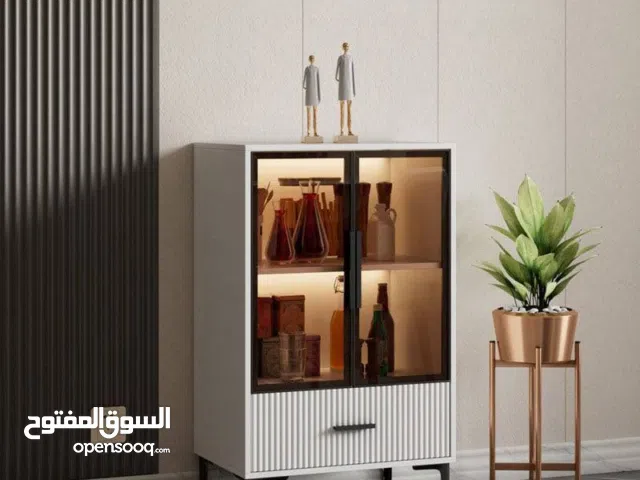 خزانة العرض الفاخرة – ترتيب + فخامة + أناقة بقطعة وحدة!  مش خزانة عادية... هاي قطعة ديكور بتغيّ