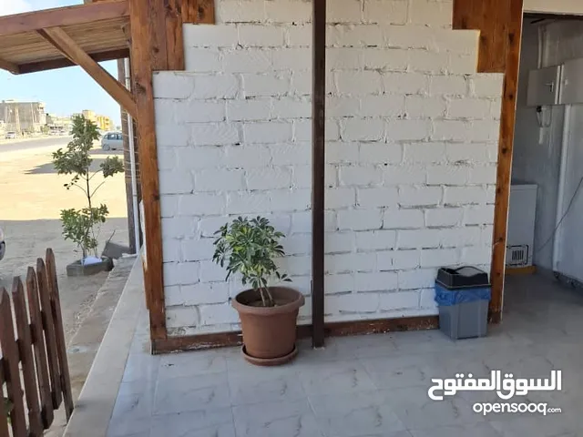 على طريق قصر احمد المزدوج مساحته تقريبا 4/4 مكان حيوي وبقرب مستشفى قصر احمد العام