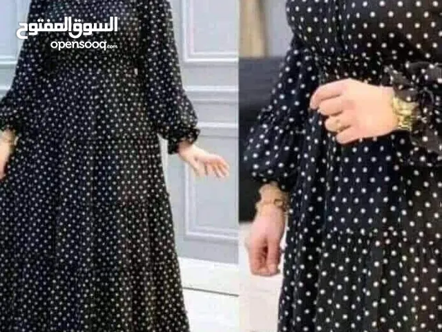 فستان طويل مناسب السهرات رائعه وجديد مناسب للاعراس بلون الأسود منقط ابيض جميل جدا