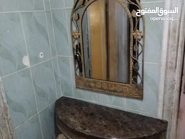 طاولة مع مراية حديد للبيع بداعي السفر