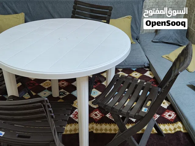 طاولة مع 4 كراسي نفس الجديدة table with 4 chairs new condition