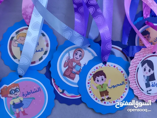 باجات اطفال عليها اسمائهم وحسب الطلب