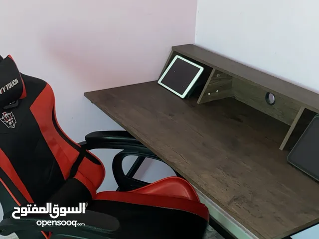 كرسي قيمنق +طاولة سوني وكمبيوتر