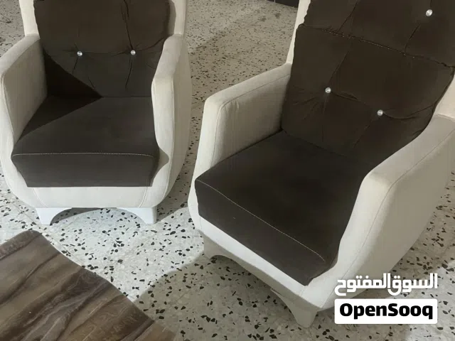 صالون متكون من 2 كنبات و2 كراسي وطاولة